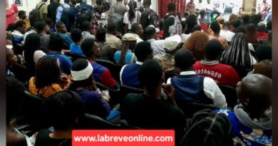 Interrogé en marge de la représentation, Henri Djombo a souligné que « les dégâts causés sur l’environnement sont visibles au quotidien », ajoutant que « le silence peut être coupable pour l’avenir ». Selon lui, l’urgence réside dans le renforcement des stratégies de communication et de sensibilisation, notamment à destination de la jeunesse, afin de préserver les ressources naturelles pour les générations futures.