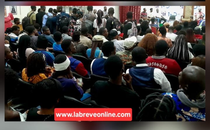 Interrogé en marge de la représentation, Henri Djombo a souligné que « les dégâts causés sur l’environnement sont visibles au quotidien », ajoutant que « le silence peut être coupable pour l’avenir ». Selon lui, l’urgence réside dans le renforcement des stratégies de communication et de sensibilisation, notamment à destination de la jeunesse, afin de préserver les ressources naturelles pour les générations futures.