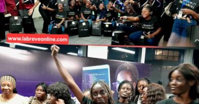 Parmi les six projets présentés, le premier prix dans la catégorie transformation digitale a été attribué à « Mwasi Justice », un projet axé sur les droits des femmes. Cette initiative vise à orienter, valoriser et accompagner les femmes dans la connaissance et la défense de leurs droits. Partant du constat, selon Helja Nkeoua, membre de l’équipe de conception du projet, que les solutions actuelles ne suffisent plus pour répondre efficacement aux problèmes rencontrés par les femmes, l’équipe estime qu’il est nécessaire de développer davantage de proximité et de travail en réseau pour plus d’efficacité. Le deuxième prix a été décerné à « Safe Place », une application développée pour contribuer à la protection des femmes contre les violences basées sur le genre.