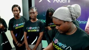 Parmi les participantes figurait Sabrina De Safia, coach engagée auprès des jeunes filles confrontées à des problèmes d’identité et de développement personnel. À travers sa plateforme « Femmes Solutions », elle accompagne régulièrement des jeunes femmes à travers des ateliers, des conférences et des ouvrages qu’elle publie. Pour cette première participation à un hackathon, elle a intégré une équipe chargée de concevoir une application mobile destinée à protéger les femmes victimes de violences. Le projet développé par son équipe, baptisé Safe Place, propose une application capable d’alerter discrètement les services d’urgence et les organisations de défense des droits des femmes.