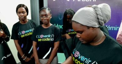 Parmi les participantes figurait Sabrina De Safia, coach engagée auprès des jeunes filles confrontées à des problèmes d’identité et de développement personnel. À travers sa plateforme « Femmes Solutions », elle accompagne régulièrement des jeunes femmes à travers des ateliers, des conférences et des ouvrages qu’elle publie. Pour cette première participation à un hackathon, elle a intégré une équipe chargée de concevoir une application mobile destinée à protéger les femmes victimes de violences. Le projet développé par son équipe, baptisé Safe Place, propose une application capable d’alerter discrètement les services d’urgence et les organisations de défense des droits des femmes.