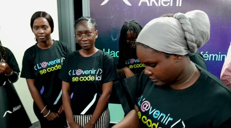 Parmi les participantes figurait Sabrina De Safia, coach engagée auprès des jeunes filles confrontées à des problèmes d’identité et de développement personnel. À travers sa plateforme « Femmes Solutions », elle accompagne régulièrement des jeunes femmes à travers des ateliers, des conférences et des ouvrages qu’elle publie. Pour cette première participation à un hackathon, elle a intégré une équipe chargée de concevoir une application mobile destinée à protéger les femmes victimes de violences. Le projet développé par son équipe, baptisé Safe Place, propose une application capable d’alerter discrètement les services d’urgence et les organisations de défense des droits des femmes.