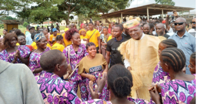 Joseph Kignoumbi Kia-Mboungou a également plaidé pour une école plus équitable, dénonçant le manque d’enseignants qualifiés et les pratiques de favoritisme dans les recrutements. Il a insisté sur la nécessité de remettre