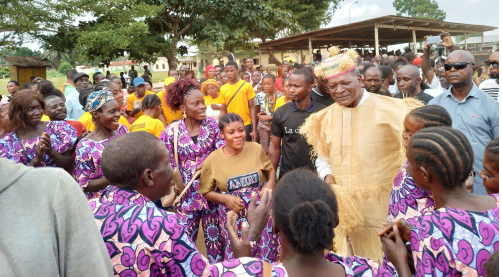Joseph Kignoumbi Kia-Mboungou a également plaidé pour une école plus équitable, dénonçant le manque d’enseignants qualifiés et les pratiques de favoritisme dans les recrutements. Il a insisté sur la nécessité de remettre