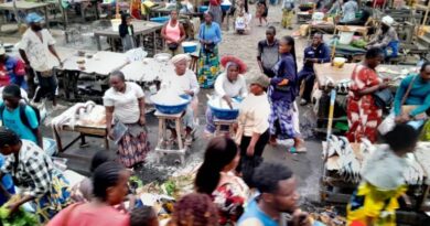 Beaucoup de citoyens s’interrogent sur la nécessité pour Denis Sassou N’Guesso de battre campagne, alors qu’il est déjà au pouvoir et n’entend pas laisser le fauteuil présidentiel à un autre. Pour certains, il aurait été plus souhaitable d’utiliser les moyens investis dans la campagne pour améliorer les conditions de vie des congolais.