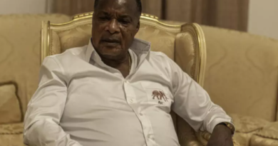 Le ministre de l’Intérieur, Raymond Zéphyrin Mboulou, a précisé que le chef de l’État a recueilli 2 507 038 voix, pour un taux de participation officiellement établi à 84,65 %. Ces résultats doivent encore être validés par la Cour constitutionnelle. Sans surprise, cette victoire intervient dans un contexte marqué par le boycott du scrutin par les principaux partis d’opposition notamment l’Uprn, qui dénoncent des conditions ne garantissant ni transparence ni équité. Sur le terrain, quelques observateurs ont relevé une affluence inégale dans certains bureaux de vote, notamment à Brazzaville.