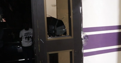 Le siège de Tsiéleka Média, une télévision privée basée à Brazzaville, a été la cible d’une attaque dans la nuit du 20 mars. Des individus non identifiés ont tenté de vandaliser les installations, notamment en brisant les vitres du bâtiment. Selon le promoteur de ce web média, Brony Fortunat Ngolali, joint par téléphone le lendemain des faits, il ne s’agit pas d’un incident isolé. « Ce n’est pas la première fois que notre siège subit ce genre d’attaque », a-t-il confié, évoquant une série d’actes récurrents visant leur structure.