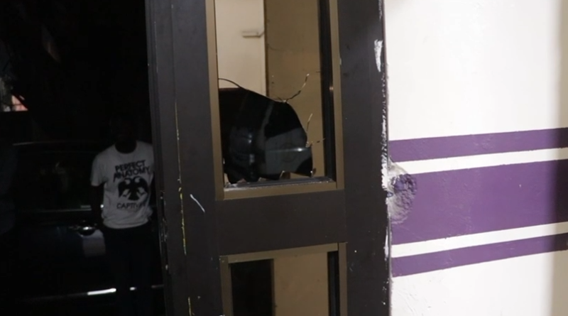 Le siège de Tsiéleka Média, une télévision privée basée à Brazzaville, a été la cible d’une attaque dans la nuit du 20 mars. Des individus non identifiés ont tenté de vandaliser les installations, notamment en brisant les vitres du bâtiment. Selon le promoteur de ce web média, Brony Fortunat Ngolali, joint par téléphone le lendemain des faits, il ne s’agit pas d’un incident isolé. « Ce n’est pas la première fois que notre siège subit ce genre d’attaque », a-t-il confié, évoquant une série d’actes récurrents visant leur structure.