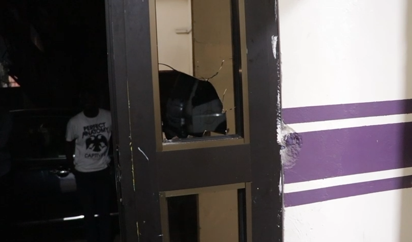 Le siège de Tsiéleka Média, une télévision privée basée à Brazzaville, a été la cible d’une attaque dans la nuit du 20 mars. Des individus non identifiés ont tenté de vandaliser les installations, notamment en brisant les vitres du bâtiment. Selon le promoteur de ce web média, Brony Fortunat Ngolali, joint par téléphone le lendemain des faits, il ne s’agit pas d’un incident isolé. « Ce n’est pas la première fois que notre siège subit ce genre d’attaque », a-t-il confié, évoquant une série d’actes récurrents visant leur structure.