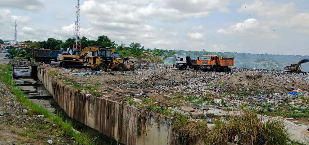 Le site joue donc un double rôle : servir de centre de transit et permettre le remblayage de cette zone érosive », précise-t-il. Face aux nombreuses plaintes des résidents concernant les odeurs nauséabondes, Guy Rufin Adampot, administrateur-maire de l’arrondissement 9 Djiri, a entrepris des démarches auprès des autorités compétentes afin d’obtenir la fermeture du site. Le conseiller technique a également annoncé qu’un accord a été conclu avec la société Albayrak pour transférer cette décharge depuis Bongo Nouara vers Ebomapoko, une autre zone touchée par un phénomène d’érosion menaçant une route nationale importante.