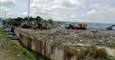 Le site joue donc un double rôle : servir de centre de transit et permettre le remblayage de cette zone érosive », précise-t-il. Face aux nombreuses plaintes des résidents concernant les odeurs nauséabondes, Guy Rufin Adampot, administrateur-maire de l’arrondissement 9 Djiri, a entrepris des démarches auprès des autorités compétentes afin d’obtenir la fermeture du site. Le conseiller technique a également annoncé qu’un accord a été conclu avec la société Albayrak pour transférer cette décharge depuis Bongo Nouara vers Ebomapoko, une autre zone touchée par un phénomène d’érosion menaçant une route nationale importante.