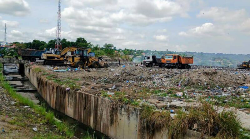 Le site joue donc un double rôle : servir de centre de transit et permettre le remblayage de cette zone érosive », précise-t-il. Face aux nombreuses plaintes des résidents concernant les odeurs nauséabondes, Guy Rufin Adampot, administrateur-maire de l’arrondissement 9 Djiri, a entrepris des démarches auprès des autorités compétentes afin d’obtenir la fermeture du site. Le conseiller technique a également annoncé qu’un accord a été conclu avec la société Albayrak pour transférer cette décharge depuis Bongo Nouara vers Ebomapoko, une autre zone touchée par un phénomène d’érosion menaçant une route nationale importante.