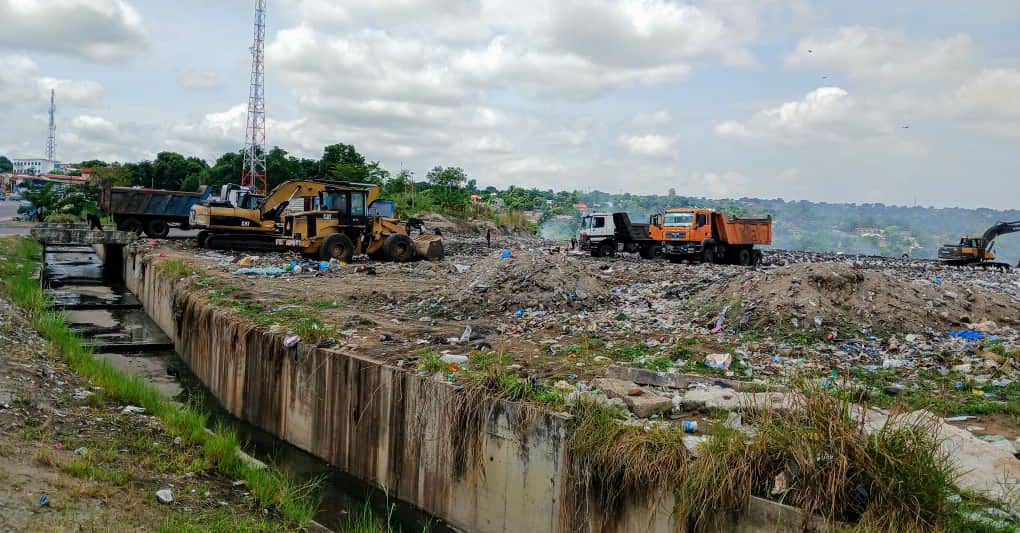Le site joue donc un double rôle : servir de centre de transit et permettre le remblayage de cette zone érosive », précise-t-il. Face aux nombreuses plaintes des résidents concernant les odeurs nauséabondes, Guy Rufin Adampot, administrateur-maire de l’arrondissement 9 Djiri, a entrepris des démarches auprès des autorités compétentes afin d’obtenir la fermeture du site. Le conseiller technique a également annoncé qu’un accord a été conclu avec la société Albayrak pour transférer cette décharge depuis Bongo Nouara vers Ebomapoko, une autre zone touchée par un phénomène d’érosion menaçant une route nationale importante.
