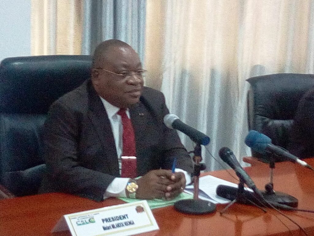 Le Conseil supérieur de la liberté de communication (CSLC) a présenté, le 15 avril 2026, le bilan de la régulation de la couverture médiatique de l’élection présidentielle tenue les 12 et 15 mars derniers. La restitution, conduite sous l’autorité de son président Médard Milandou Nsonga, met en lumière les acquis enregistrés, tout en pointant les limites qui ont marqué cette période électorale.