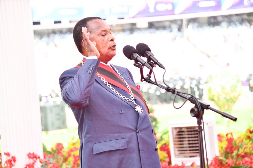 Le 16 avril 2026, au stade du complexe sportif de Kintélé, devant une foule estimée à plus de 60 000 personnes et en présence de plusieurs chefs d’État, Denis Sassou N’Guesso a officiellement entamé un nouveau mandat à la tête de la République du Congo. Une investiture solennelle qui marque la continuité d’un pouvoir solidement installé, mais aussi l’ouverture d’un cycle politique attendu, scruté, et déjà questionné.