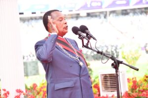 Le 16 avril 2026, au stade du complexe sportif de Kintélé, devant une foule estimée à plus de 60 000 personnes et en présence de plusieurs chefs d’État, Denis Sassou N’Guesso a officiellement entamé un nouveau mandat à la tête de la République du Congo. Une investiture solennelle qui marque la continuité d’un pouvoir solidement installé, mais aussi l’ouverture d’un cycle politique attendu, scruté, et déjà questionné.