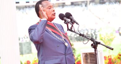 Le 16 avril 2026, au stade du complexe sportif de Kintélé, devant une foule estimée à plus de 60 000 personnes et en présence de plusieurs chefs d’État, Denis Sassou N’Guesso a officiellement entamé un nouveau mandat à la tête de la République du Congo. Une investiture solennelle qui marque la continuité d’un pouvoir solidement installé, mais aussi l’ouverture d’un cycle politique attendu, scruté, et déjà questionné.