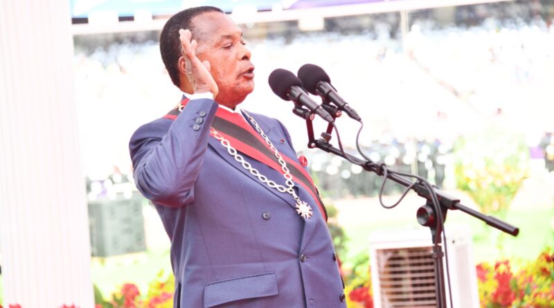 Le 16 avril 2026, au stade du complexe sportif de Kintélé, devant une foule estimée à plus de 60 000 personnes et en présence de plusieurs chefs d’État, Denis Sassou N’Guesso a officiellement entamé un nouveau mandat à la tête de la République du Congo. Une investiture solennelle qui marque la continuité d’un pouvoir solidement installé, mais aussi l’ouverture d’un cycle politique attendu, scruté, et déjà questionné.