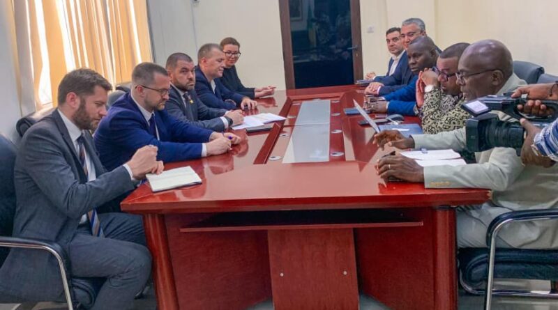 Le 17 avril à Brazzaville, le ministre des Postes, des télécommunications et de l’économie numérique, Léon Juste Ibombo, a plaidé pour une accélération du processus de décaissement du financement accordé par la banque russe SberBank, dont l’objectif est de permettre l’implantation de l’École 21 au sein du Centre africain de recherche en intelligence artificielle (Caria).