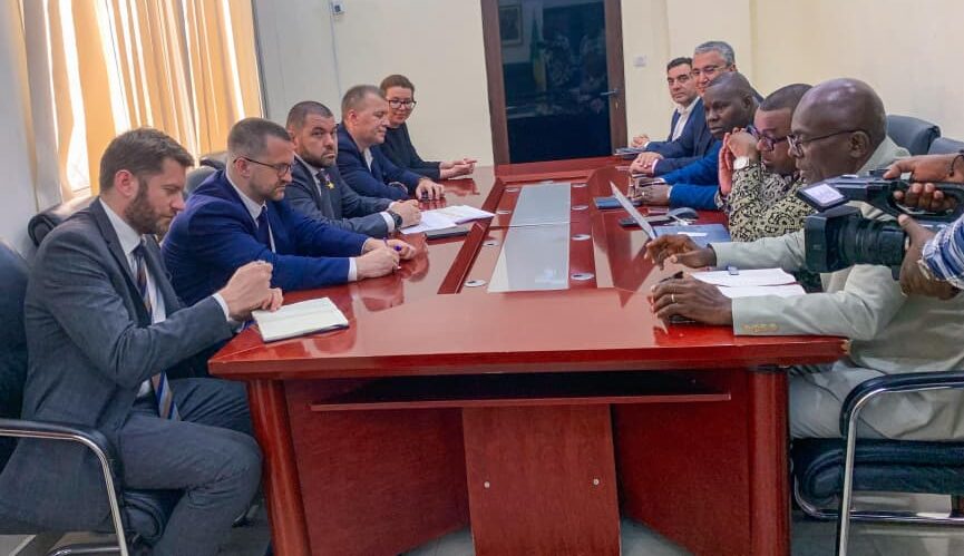 Le 17 avril à Brazzaville, le ministre des Postes, des télécommunications et de l’économie numérique, Léon Juste Ibombo, a plaidé pour une accélération du processus de décaissement du financement accordé par la banque russe SberBank, dont l’objectif est de permettre l’implantation de l’École 21 au sein du Centre africain de recherche en intelligence artificielle (Caria).