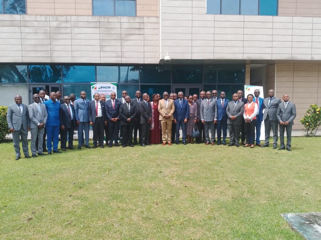 Le budget triennal du Programme d’accélération de la gouvernance institutionnelle et des réformes (Pagir), volet Pfor, pour la période 2026-2028, a été adopté avec amendements le 15 avril, à l’issue de la troisième session ordinaire de son comité de pilotage. L’enveloppe globale s’élève à 22,314 milliards de francs CFA. Présidée par Gervais Bouiti Viaudo, cette session a également validé le budget du Plan de travail et budget annuel (PTBA) 2026, volet financement du projet d’investissement (IPF), fixé à 2,199 milliards de francs CFA.