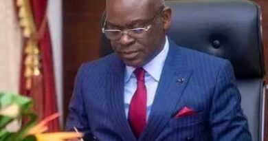 Cette démission, formalisée par une correspondance datée du 17 avril 2026, a été acceptée par le Président de la République, Denis Sassou Nguesso. Le chef de l’État a, à cette occasion, exprimé sa reconnaissance envers les membres du gouvernement pour le travail accompli au cours des cinq dernières années, marquées par la mise en œuvre du projet de société « Ensemble, poursuivons la marche ».