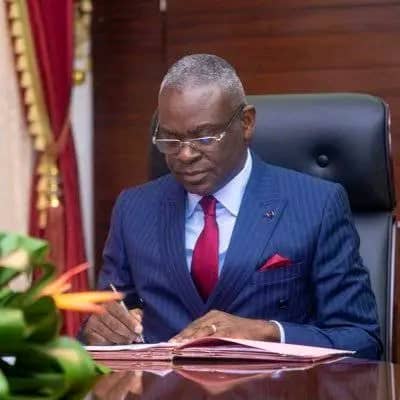 Cette démission, formalisée par une correspondance datée du 17 avril 2026, a été acceptée par le Président de la République, Denis Sassou Nguesso. Le chef de l’État a, à cette occasion, exprimé sa reconnaissance envers les membres du gouvernement pour le travail accompli au cours des cinq dernières années, marquées par la mise en œuvre du projet de société « Ensemble, poursuivons la marche ».