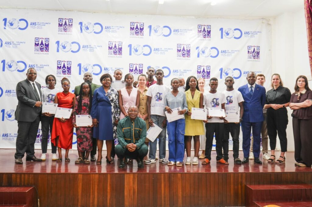 La 36e édition de l’Olympiade nationale de la langue et littérature russes a mis en lumière 12 jeunes talents passionnés, tout en renforçant la visibilité de la langue et de la culture russes au Congo. Cet événement, organisé le 21 avril dans les locaux de la Maison russe à Brazzaville, a permis d’identifier et de remettre les certificats de fin de formation aux meilleurs apprenants, parmi lesquels certains bénéficieront de bourses pour poursuivre leurs études supérieures en Russie.