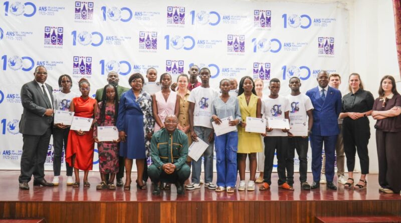 La 36e édition de l’Olympiade nationale de la langue et littérature russes a mis en lumière 12 jeunes talents passionnés, tout en renforçant la visibilité de la langue et de la culture russes au Congo. Cet événement, organisé le 21 avril dans les locaux de la Maison russe à Brazzaville, a permis d’identifier et de remettre les certificats de fin de formation aux meilleurs apprenants, parmi lesquels certains bénéficieront de bourses pour poursuivre leurs études supérieures en Russie.