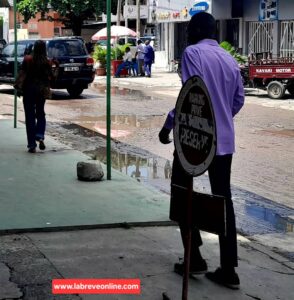 Denis Sassou N’Guesso, a reconduit le 23 avril Anatole Collinet Makosso comme premier ministre, chef du gouvernement.Une décision qui n’a pas manqué de faire réagir l’opinion publique congolaise. Dans les quartiers de Brazzaville, les réactions oscillent entre approbation, incompréhension et ironie. « Mérite », « récompense » ou encore « plaisanterie » : les mots employés traduisent la diversité des perceptions face à ce choix politique.