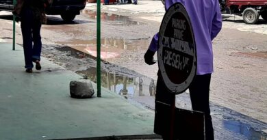 Denis Sassou N’Guesso, a reconduit le 23 avril Anatole Collinet Makosso comme premier ministre, chef du gouvernement.Une décision qui n’a pas manqué de faire réagir l’opinion publique congolaise. Dans les quartiers de Brazzaville, les réactions oscillent entre approbation, incompréhension et ironie. « Mérite », « récompense » ou encore « plaisanterie » : les mots employés traduisent la diversité des perceptions face à ce choix politique.