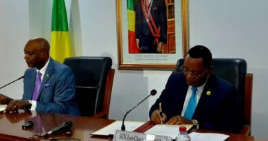 Dans une allocution empreinte de sobriété, le ministre sortant a tenu à rassurer quant à la continuité de l’action diplomatique, affirmant transmettre un outil solide. Il a mis en avant les compétences de son successeur, diplomate aguerri passé par les Nations-Unies et plusieurs représentations à l’étranger, soulignant notamment sa maîtrise des enjeux internationaux et son expérience du terrain.