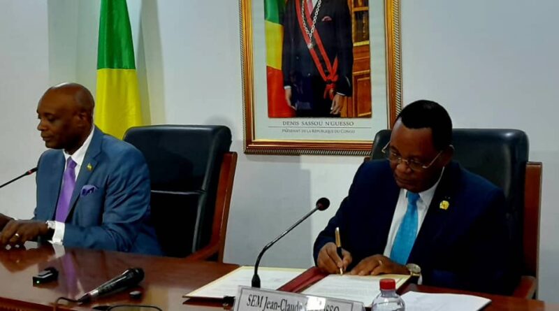 Dans une allocution empreinte de sobriété, le ministre sortant a tenu à rassurer quant à la continuité de l’action diplomatique, affirmant transmettre un outil solide. Il a mis en avant les compétences de son successeur, diplomate aguerri passé par les Nations-Unies et plusieurs représentations à l’étranger, soulignant notamment sa maîtrise des enjeux internationaux et son expérience du terrain.