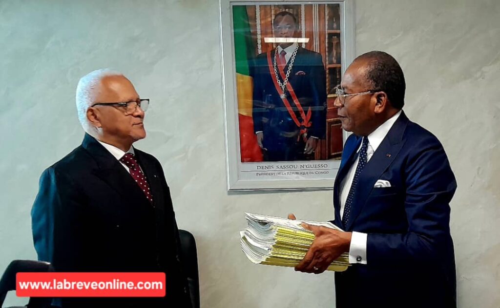 Le 27 avril 2026, Pierre Mabiala a transmis les rênes du ministère des affaires foncières et du domaine public à Jean-Marc Thystère-Tchicaya. Dans un geste symbolique fort, les deux hommes se sont tenu mains dans la main, marquant ainsi le passage de relais et l’espoir d’une continuité féconde et de l’accélération des réformes.