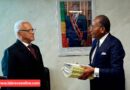 Le 27 avril 2026, Pierre Mabiala a transmis les rênes du ministère des affaires foncières et du domaine public à Jean-Marc Thystère-Tchicaya. Dans un geste symbolique fort, les deux hommes se sont tenu mains dans la main, marquant ainsi le passage de relais et l’espoir d’une continuité féconde et de l’accélération des réformes.