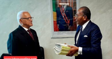 Le 27 avril 2026, Pierre Mabiala a transmis les rênes du ministère des affaires foncières et du domaine public à Jean-Marc Thystère-Tchicaya. Dans un geste symbolique fort, les deux hommes se sont tenu mains dans la main, marquant ainsi le passage de relais et l’espoir d’une continuité féconde et de l’accélération des réformes.