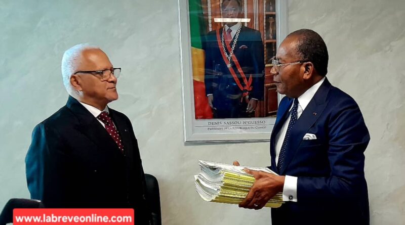 Le 27 avril 2026, Pierre Mabiala a transmis les rênes du ministère des affaires foncières et du domaine public à Jean-Marc Thystère-Tchicaya. Dans un geste symbolique fort, les deux hommes se sont tenu mains dans la main, marquant ainsi le passage de relais et l’espoir d’une continuité féconde et de l’accélération des réformes.