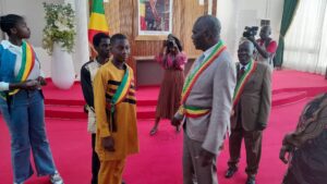 Donnant les informations capitales à ces honorables juniors, le maire de Brazzaville, Dieudonné Bantsimba, a souligné que le Conseil municipal est composé de 101 membres et fonctionne autour d’un bureau structuré comprenant un président, des vice-présidents, dont un premier et un deuxième, ainsi que deux secrétaires et une secrétaire générale.