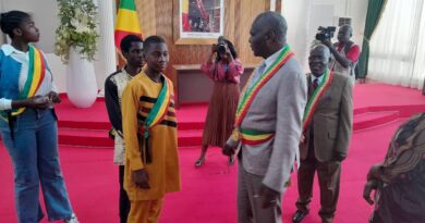 Donnant les informations capitales à ces honorables juniors, le maire de Brazzaville, Dieudonné Bantsimba, a souligné que le Conseil municipal est composé de 101 membres et fonctionne autour d’un bureau structuré comprenant un président, des vice-présidents, dont un premier et un deuxième, ainsi que deux secrétaires et une secrétaire générale.