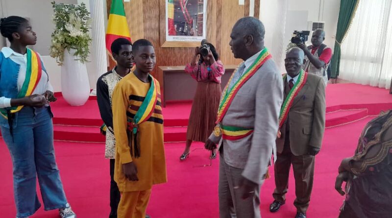 Donnant les informations capitales à ces honorables juniors, le maire de Brazzaville, Dieudonné Bantsimba, a souligné que le Conseil municipal est composé de 101 membres et fonctionne autour d’un bureau structuré comprenant un président, des vice-présidents, dont un premier et un deuxième, ainsi que deux secrétaires et une secrétaire générale.