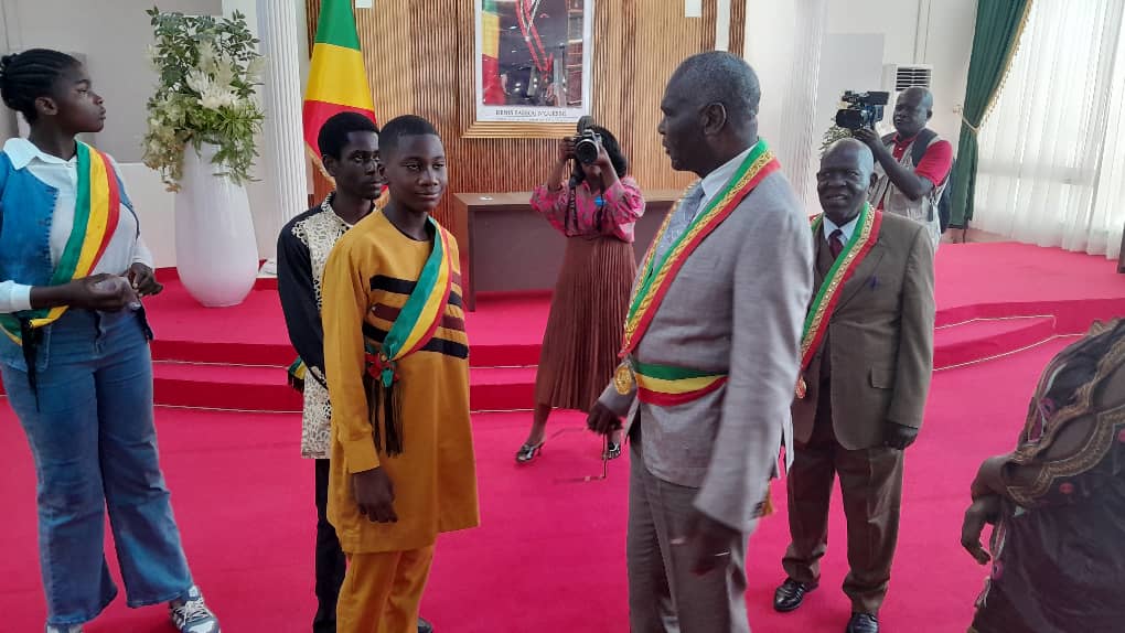 Donnant les informations capitales à ces honorables juniors, le maire de Brazzaville, Dieudonné Bantsimba, a souligné que le Conseil municipal est composé de 101 membres et fonctionne autour d’un bureau structuré comprenant un président, des vice-présidents, dont un premier et un deuxième, ainsi que deux secrétaires et une secrétaire générale.