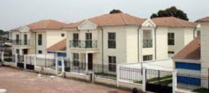 La Soprim engage un nouveau cap. Réuni le jeudi 10 avril à Brazzaville, son conseil d’administration, à l’occasion de sa deuxième session, a adopté le budget de l’exercice 2026, posant les jalons d’une reprise attendue de ses activités. Arrêté à plus de 3 milliards de francs Cfa en recettes contre plus de 2 milliards en dépenses, ce budget constitue un outil stratégique pour relancer la production de logements, à l’arrêt depuis 2015. La démarche prévoit, dans un premier temps, la réalisation d’études techniques et le renforcement des capacités opérationnelles de la société, en vue d’une reprise progressive des constructions. Les responsables de la Soprim entendent ainsi créer les conditions d’un redémarrage effectif des chantiers dès la période 2026-2027. Parmi les priorités figurent la réhabilitation de l’immeuble du 5 février 1979 à Bacongo, ainsi que le lancement de nouveaux projets immobiliers sur les sites de la partie nord et de Moukondo Mazala, dans la zone de Djiri.