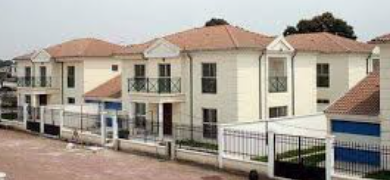 La Soprim engage un nouveau cap. Réuni le jeudi 10 avril à Brazzaville, son conseil d’administration, à l’occasion de sa deuxième session, a adopté le budget de l’exercice 2026, posant les jalons d’une reprise attendue de ses activités. Arrêté à plus de 3 milliards de francs Cfa en recettes contre plus de 2 milliards en dépenses, ce budget constitue un outil stratégique pour relancer la production de logements, à l’arrêt depuis 2015. La démarche prévoit, dans un premier temps, la réalisation d’études techniques et le renforcement des capacités opérationnelles de la société, en vue d’une reprise progressive des constructions. Les responsables de la Soprim entendent ainsi créer les conditions d’un redémarrage effectif des chantiers dès la période 2026-2027. Parmi les priorités figurent la réhabilitation de l’immeuble du 5 février 1979 à Bacongo, ainsi que le lancement de nouveaux projets immobiliers sur les sites de la partie nord et de Moukondo Mazala, dans la zone de Djiri.