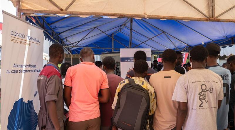«Participer à ce forum en tant que stagiaire chez Congo Terminal est une véritable fierté. Cela m’a permis de partager mon expérience, mais aussi de rassurer les étudiants sur les opportunités concrètes qu’offre l’entreprise. » déclare King Bernavy Stagiaire à la Direction Technique Congo Terminal.