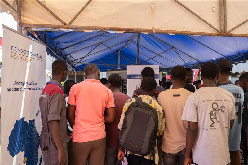 «Participer à ce forum en tant que stagiaire chez Congo Terminal est une véritable fierté. Cela m’a permis de partager mon expérience, mais aussi de rassurer les étudiants sur les opportunités concrètes qu’offre l’entreprise. » déclare King Bernavy Stagiaire à la Direction Technique Congo Terminal.