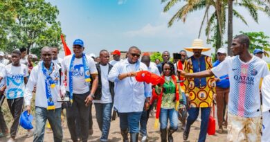 Les secteurs de l’éducation et de la santé nécessitent également des investissements urgents. À Akana, les habitants expriment leur besoin de réhabilitations scolaires tandis que l’offre de soins reste largement insuffisante. Nombre d’habitants traversent même le fleuve vers la RDC pour accéder à des structures médicales adéquates.