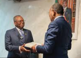 Organisée dans une atmosphère solennelle, la cérémonie a permis de dresser le bilan des activités du ministère, dont le rôle demeure stratégique dans le fonctionnement des institutions. Le procès-verbal de passation a notamment mis en lumière l’intensité de l’activité parlementaire ces dernières années, marquées par la tenue régulière des sessions, l’adoption de nombreuses lois et le renforcement du contrôle de l’action gouvernementale. Dans son allocution, le ministre sortant a insisté sur la nécessité d’un dialogue constant et apaisé entre les pouvoirs publics, fondé sur la concertation, l’écoute et la recherche du consensus, soulignant que ce portefeuille exige diplomatie et sagesse.