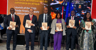 Selon ce document, les tensions géopolitiques internationales, notamment le conflit au Moyen-Orient et les perturbations liées à une éventuelle fermeture du détroit d’Ormuz, continuent de fragiliser les mécanismes de financement du commerce sur le continent. Le rapport rappelle qu’en 2017, le déficit était évalué à 95,6 milliards de dollars avant de reculer à 73,6 milliards en 2024. Toutefois, les projections pour 2027 pourraient « anéantir une décennie de progrès », avertissent les auteurs du rapport.