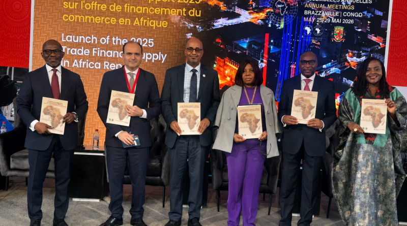 Selon ce document, les tensions géopolitiques internationales, notamment le conflit au Moyen-Orient et les perturbations liées à une éventuelle fermeture du détroit d’Ormuz, continuent de fragiliser les mécanismes de financement du commerce sur le continent. Le rapport rappelle qu’en 2017, le déficit était évalué à 95,6 milliards de dollars avant de reculer à 73,6 milliards en 2024. Toutefois, les projections pour 2027 pourraient « anéantir une décennie de progrès », avertissent les auteurs du rapport.