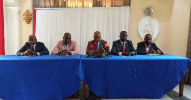 Au-delà de la question sécuritaire, c’est surtout la fragilité économique du secteur qui apparaît comme le talon d’Achille du système médiatique congolais. L’absence de redistribution effective de la redevance audiovisuelle depuis 2003 illustre les dysfonctionnements persistants dans le financement des médias publics. Certes, la création d’un fonds d’appui à la presse, doté de 60 millions de Frs Cfa dans la loi de finances 2025, constitue une avancée notable.